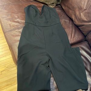 Sleeveless black dress suit